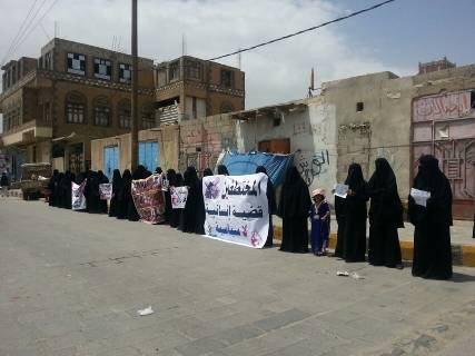 رابطة أمهات المختطفين تنظم وقفة احتجاجية أمام سجن هبرة احتجاجا على تهديدات الحوثيين بتفجير السجن