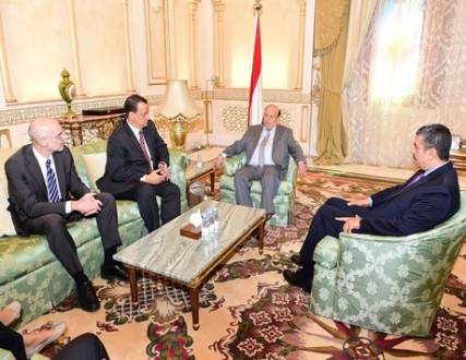 هادي وبحاح يبحثان مع مسؤولين بريطانيين جهود إنهاء الحرب في اليمن
