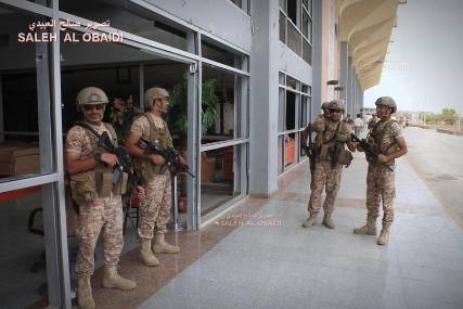 القوات الإماراتية تعلن استشهاد أحد أفرادها متأثراً بجراحه من حادثة مأرب