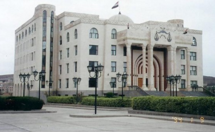 مسلحون يقتحمون النيابة الجزائية بصنعاء ومحطة وقود في حضرموت