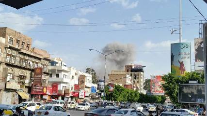 طيران التحالف يستهدف عدة مواقع عسكرية بصنعاء وانهيار كامل لمبنى وزارة الدفاع (صور)