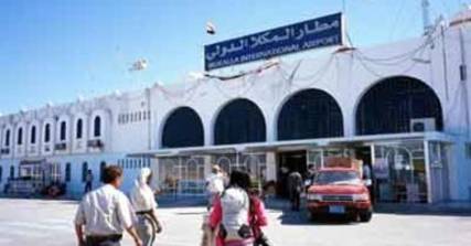 حضرموت: مسلحون ينهبون باص لجمارك مطار الريان بالمكلا