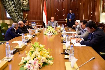 الرئيس يجتمع بمستشاريه ويستمع الى إيضاح موجز عن سير مشاورات الكويت