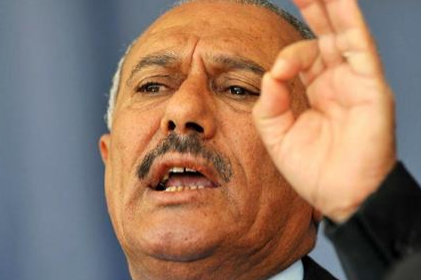 في مؤشر لتزايد الخلاف في حلف الإنقلابيين ..سكرتير"صالح" يتهم الحوثيين بتسليم مواقع استراتيجية