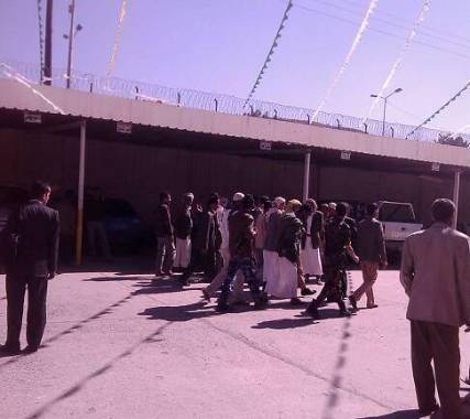 موظفو التموين العسكري يحتجون أمام وزارة الداخلية بصنعاء وممثل الحوثيين يهدد بتسريحهم