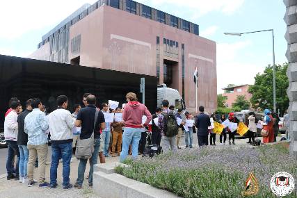تنسيقية طلاب اليمن بالخارج تنظم وقفة أمام السفارة المصرية ببرلين للمطالبة بكشف الجناة في مقتل منى مفتاح