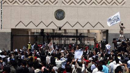 مسلحون حوثيون يسيطرون على سيارات وأسلحة السفارة الأمريكية ومصدر أمني يرجح أنهم قد يدخلونها خلال 24 ساعة