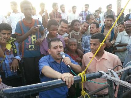 صحفيون وناشطون يتقدمون المظاهرات في الحديدة للمطالبة بإطلاق سراح الطفل " هاشم "