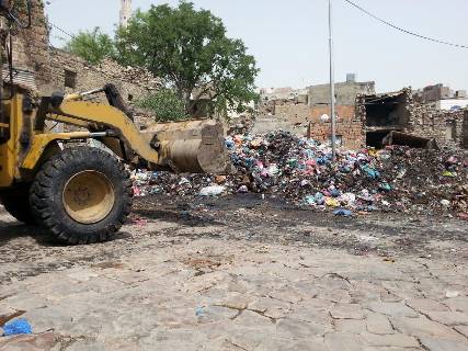 منظمتي (السلم الاجتماعي، وبصمات التنموية) تواصلا أعمال حملتهما لتنظيف مدينة تعز